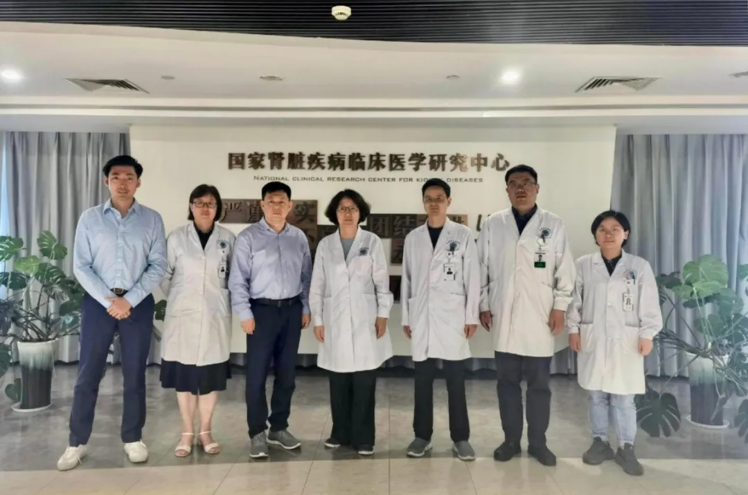 Chief scientist Professor Wang Jianxun visited the National Clinical Medical Research Center for Kidney Diseases to discuss the new application of cell therapy with academicians